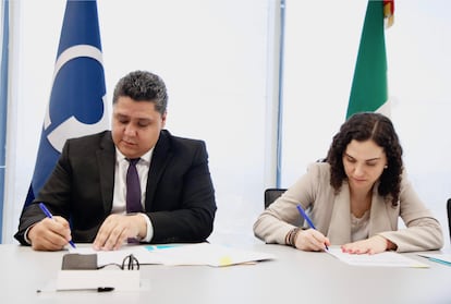 Alberto Becerra, director general del INDEP, y Andrea Marván, presidenta de la COFECE, firman un convenio para combatir prácticas anticompetitivas en compras públicas, en julio de 2024.