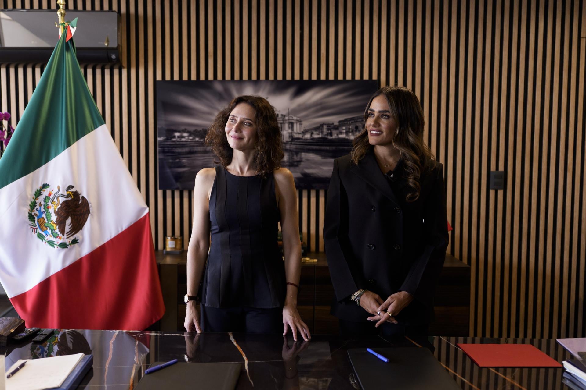 La presidenta de la Comunidad de Madrid, Isabel Díaz Ayuso, durante un encuentro institucional con la alcaldesa de la demarcación de Cuauhtémoc (Ciudad de México), Alessandra Rojo de la Vega, el 4 de mayo. 