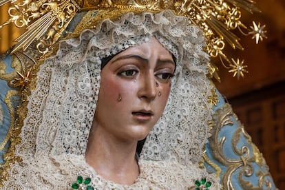 Virgen de la Macarena de Sevilla tras ser culminada la intervención de urgencia.