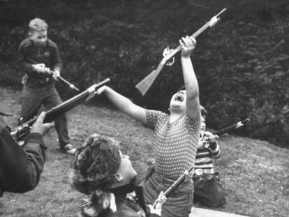 Un grupo de niños simula la batalla del Álamo en un jardín en Texas.