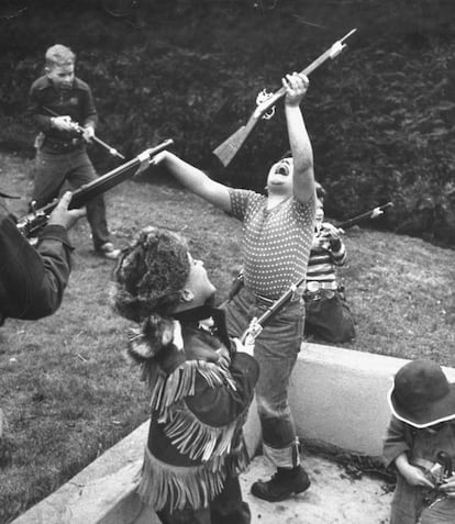 Un grupo de niños simula la batalla del Álamo en un jardín en Texas.