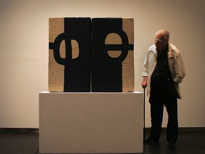 Un hombre observaba ayer la obra <i>Óxido G-78</i> de Chillida en el nuevo Centro de Cultura de Cádiz.