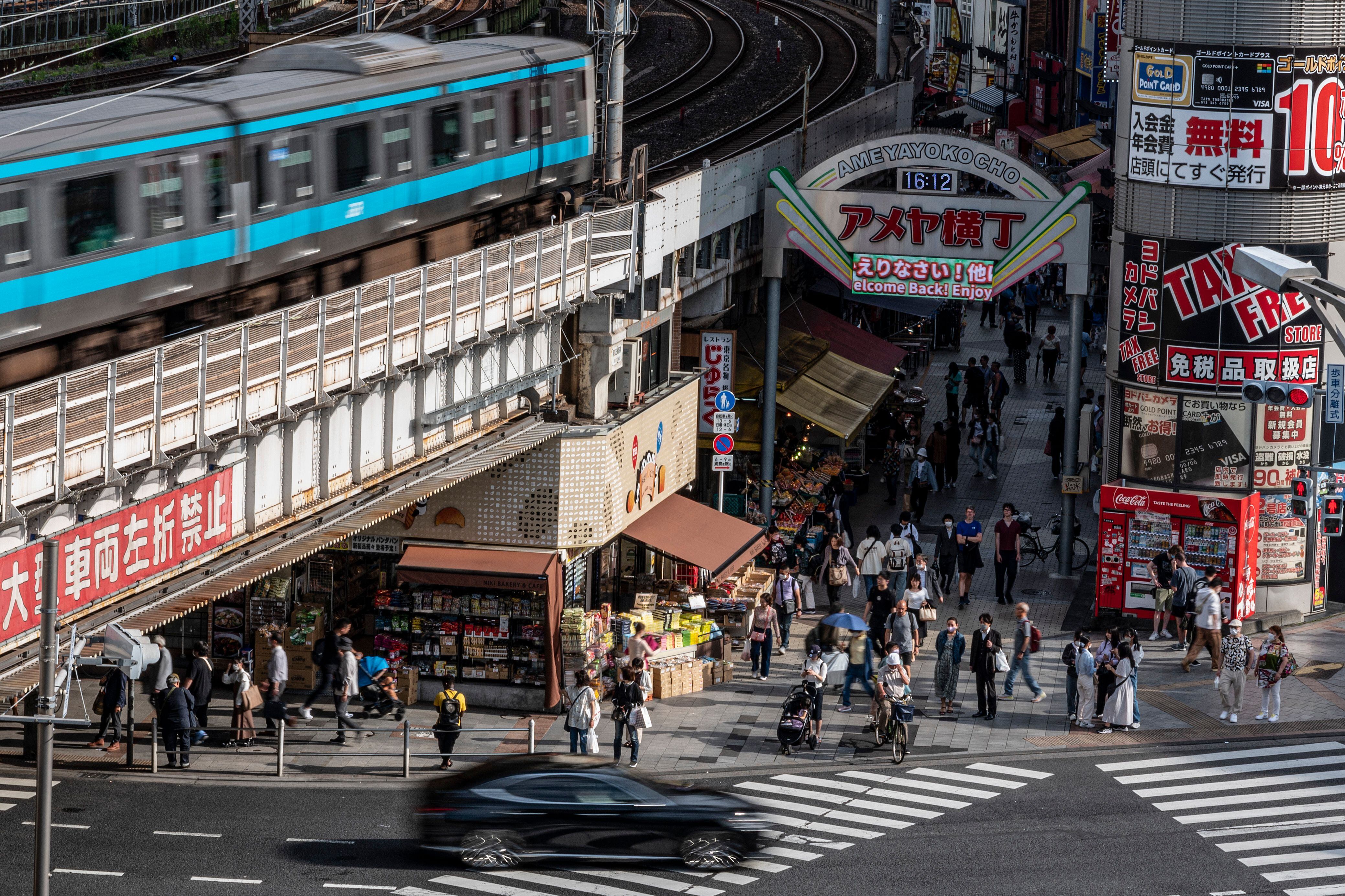 La vida bajo las vías del tren en la zona comercial de Ameyoko, en Tokio.