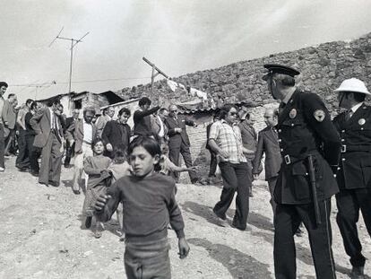 Visita de l&rsquo;alcalde Enric Mas&oacute;, el 1974, per diversos barris. Al mig, amb cartera i pantal&oacute; clar, Huertas.