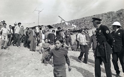 Visita de l&rsquo;alcalde Enric Mas&oacute;, el 1974, per diversos barris. Al mig, amb cartera i pantal&oacute; clar, Huertas.