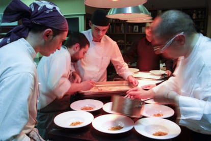 El equipo de cocina del restaurante Alejandro, en Roquetas de Mar (Almería) en plena faena.