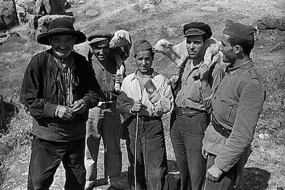 Teruel, julio de 1937. Soldados de la 21ª Brigada Mixta con unos habitantes de la sierra turolense.