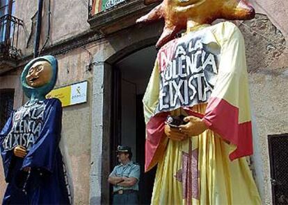 Protesta de los <i>giganters</i> de Castellar (Barcelona) contra la carga de la Guardia Civil.