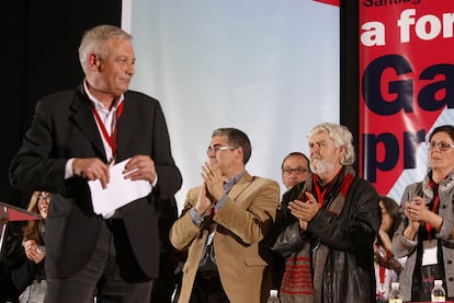 Vzquez (primero a la izquierda) termina su intervencin ante la mirada de Beiras, con bufanda. Al lado de este ltimo, Carlos Aymerich.