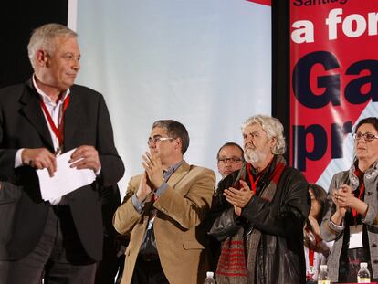 Vázquez (primero a la izquierda) termina su intervención ante la mirada de Beiras, con bufanda. Al lado de este último, Carlos Aymerich.