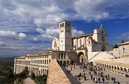 La basílica de San Francisco, en Asís, comenzó a construirse en 1228, dos años después de su muerte. El proyecto, románico-gótico, se atribuye a fray Elías de Cortona.