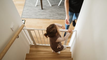 Easy Close Metal, la barrera de seguridad para niños que se puede adquirir en color blanco o negro.