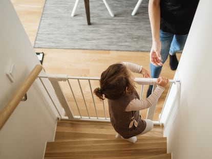 Doble cierre, fácil manejo y con indicador de seguridad: así es esta barrera de seguridad para niños top ventas en Amazon.