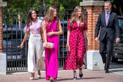 Los reyes Felipe y Letizia junto a sus hijas, la princesa Leonor y la infanta Sofía, llegan el jueves a la iglesia de la Asunción de Aravaca, junto al colegio Nuestra Señora de los Rosales. En la misma iglesia recibieron la comunión Leonor en 2015 y Sofía en 2017, y la mayor también se confirmó allí hace dos años, en mayo de 2021.