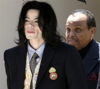 Michael Jackson y su padre, Joe, en una imagen de 2005