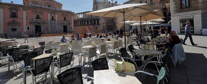 Terrazas vacías en la plaza de la Virgen de Valencia. 