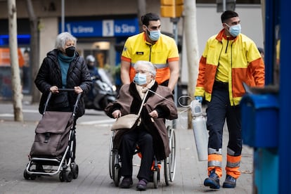 Salida de un centro sanitario de Barcelona, este viernes. 
