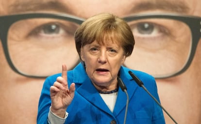 La canciller alemana, Angela Merkel, habla durante un acto de campaña para las próximas elecciones estatales en Nütingen, ante un cartel con el candidato del partido Demócrata Cristiano, Guido Wolf, cerca de Stuttgart, Alemania.