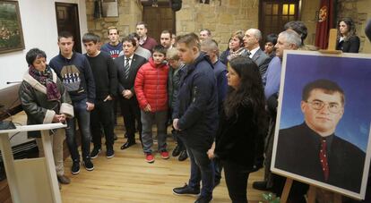 Familiares y amigos de Iruretagoyena, asesinado por ETA en 1998, en el homenaje celebrado en el Ayuntamiento de Zarautz.