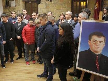 Familiares y amigos de Iruretagoyena, asesinado por ETA en 1998, en el homenaje celebrado en el Ayuntamiento de Zarautz.