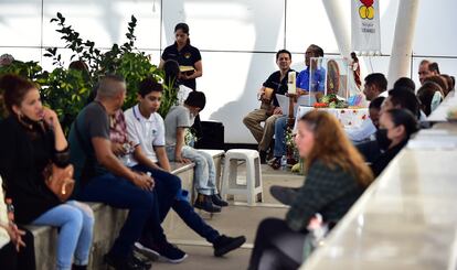 Algunos familiares de los pacientes de meningitis asisten a una misa a las puertas del Hospital General 450. 