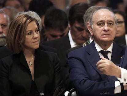 María Dolores de Cospedal y Jorge Fernández Diaz, en junio de 2015 en la misa del Corpus Christi en la catedral de Toledo.