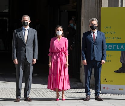 Los Reyes, con el presidente de la Academia, Mariano Barroso, a la puerta de la Real Academia de Bellas Artes de San Fernando,