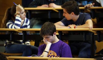 Tres estudiantes antes de un examen de selectividad en la Universidad Complutense de Madrid.