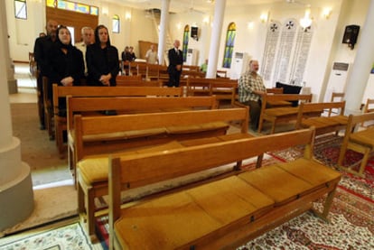 Unos pocos fieles asisten ayer a la misa 0ficiada en la Iglesia católica griega, en Bagdad.