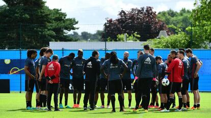 Wilmots se dirige a su plantilla durante un entrenamiento.