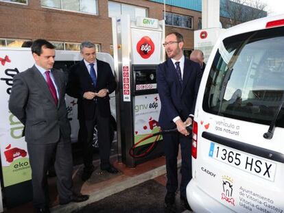 Javier Maroto recarga un vehículo con gas donado por EDP al Ayuntamiento de Vitoria.