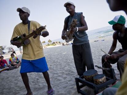 &#039;Jam session&#039; en la playa de los Makambele Brothers, grupo local de Lilong&uuml;e, durante el festival Lake of Stars de Malaui. 