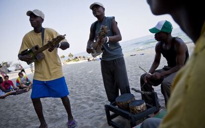 &#039;Jam session&#039; en la playa de los Makambele Brothers, grupo local de Lilong&uuml;e, durante el festival Lake of Stars de Malaui. 