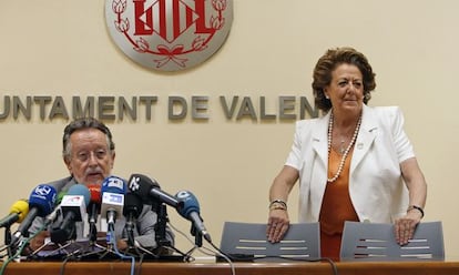 El vicealcalde Alfonso Grau, acompañado por la regidora Rita Barberá, tras conocer su exculpación en el caso Nóos.