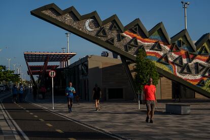 Personas hacen deporte en el Malecón Turístico Río Magdalena en Barranquilla.