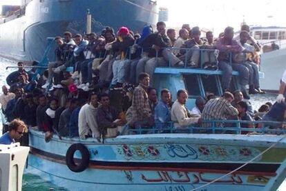 Una barcaza con 32 inmigrantes a bordo llega a Ragusa (Sicilia) tras ser interceptada por un guardacostas italiano.
