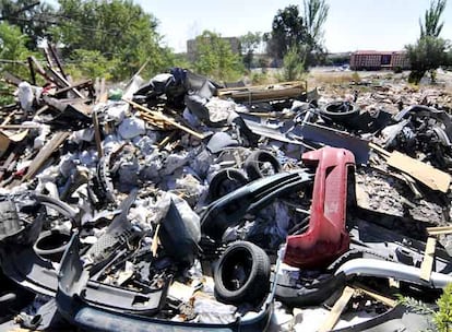 Restos de coches quemados en un descampado de Villaverde.