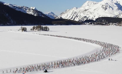 Maratón de esquí en en la montaña suiza de ST. Motirz.
