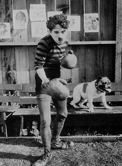 Charlot, entrenando junto a su único amigo, su perro, en <i>Charlot boxeador. </i>