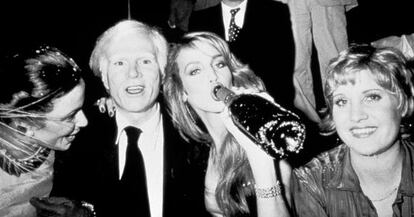 Andy Warhol y Jerry Hall, en la legendaria discoteca neoyorquina Studuio 54.