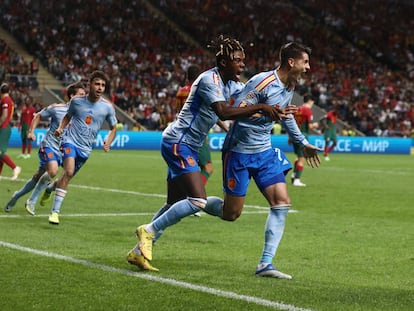 Alvaro Morata celebra el gol de la victoria con Nico Williams en el partido Portugal-España (0-1) de la Liga de Naciones, en Braga este martes.