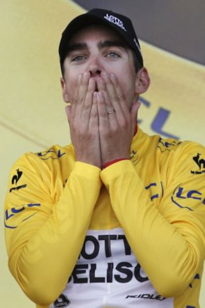Tony Gallopin con el maillot de amarillo en el podio de Mulhouse.
