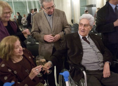 Albert Ràfols-Casamada brinda con su esposa Maria Girona durante el homenaje de ayer.