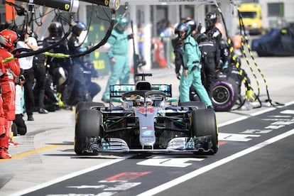 Lewis Hamilton de Mercedes tras abandonar el pit lane.