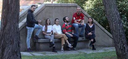 Desde la izquierda, Alonso, Mónica, Irene, Miguel G., Miguel J. y Carmela, en el colegio mayor Covarrubias de Madrid el miércoles.