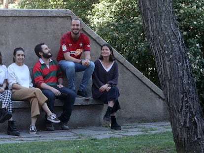 Desde la izquierda, Alonso, Mónica, Irene, Miguel G., Miguel J. y Carmela, en el colegio mayor Covarrubias de Madrid el miércoles.