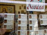 Un lotero coge un décimo.