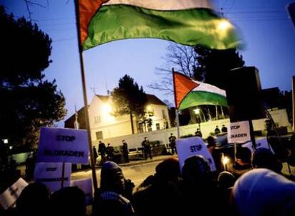 Un grupo de personas se manifiesta contra los ataques aéreos de Israel sobre Gaza en Copenghague, el 28 de diciembre de 2008