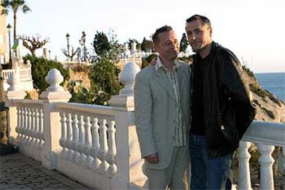 Anthony y Barrie Drewit-Barlow, en el paseo de Benidorm.