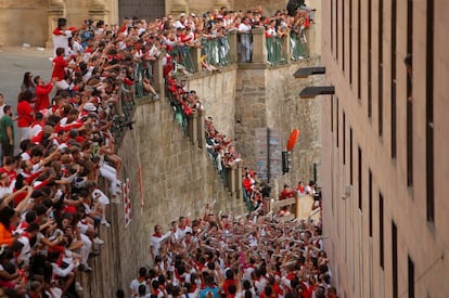 Los corredores cantan a San Fermín momentos antes del comienzo del último encierro.